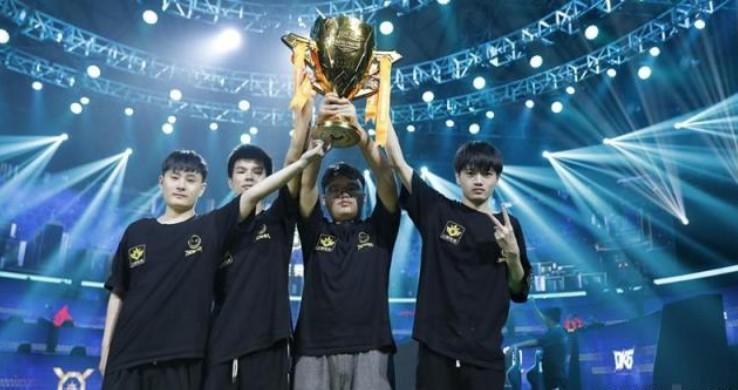 手游和平精英下载(为什么在平板上玩和平精英每次都要下载资源)