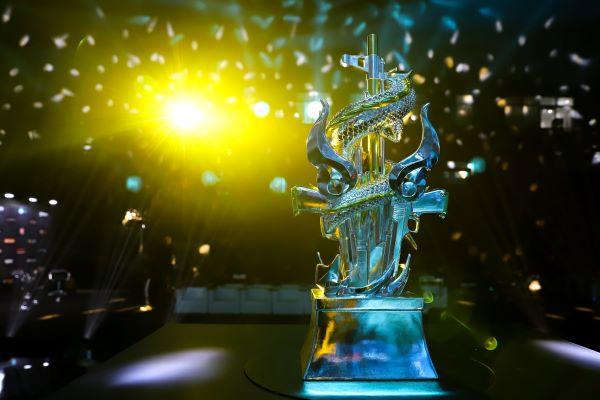 cf官方助手,穿越火线的陈记者是许巍的助手吗