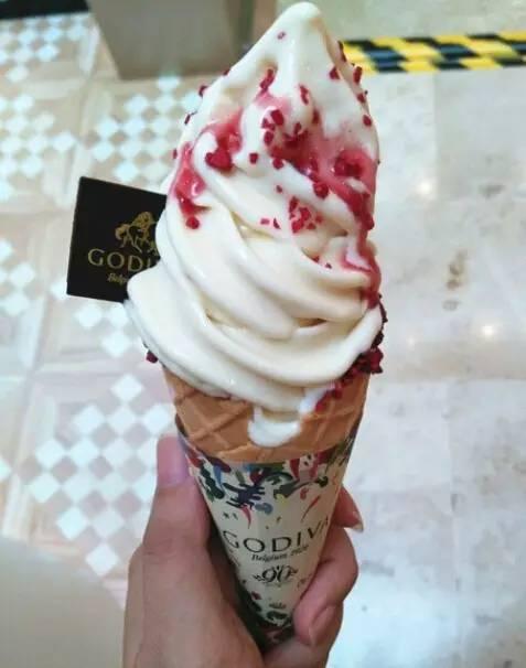 排队中,抢完高铁票显示在排队中